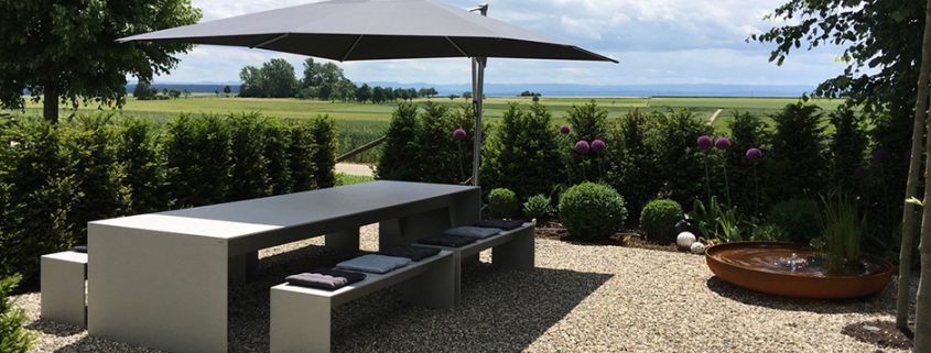 Terrasse Betontisch mit dünnen Platten und leichten Betonbänken