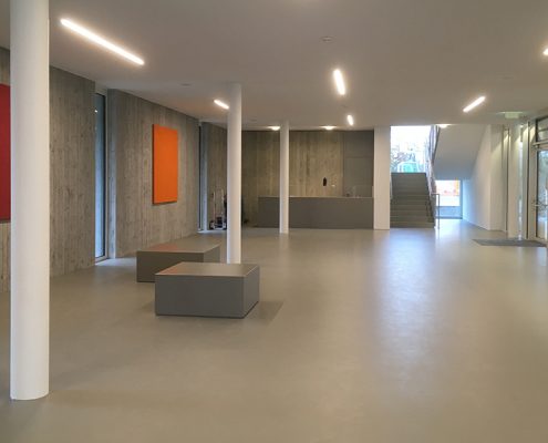 Schule Neuhaus am Inn Aula mit Sitzkuben aus Beton